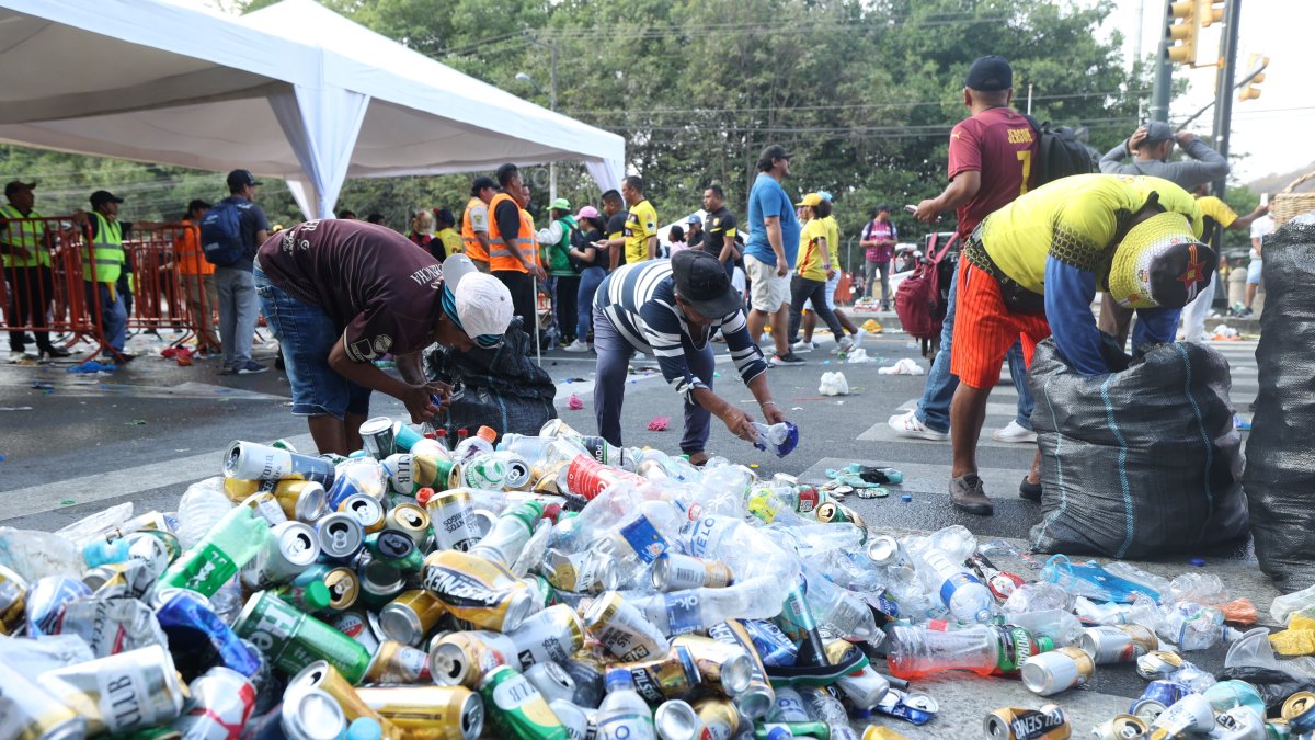 En la Av.Barcelona, recicladores colectando envases. 