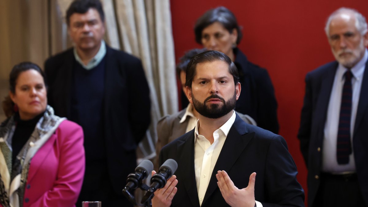 El presidente de Chile, Gabriel Boric, participa en la ceremonia de cambio de gabinete hoy, en el Palacio de La Moneda, en Santiago (Chile). EFE/Elvis González