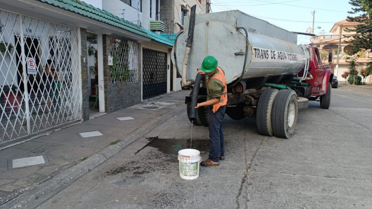 Hecho. Interagua abasteció al norte de la ciudad, donde hubo cortes programados esta semana, a través de tanqueros..