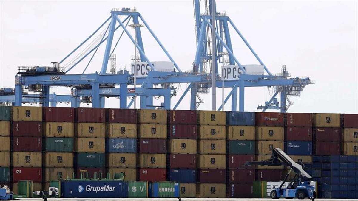 La importación de productos se verá afectada por los aranceles.