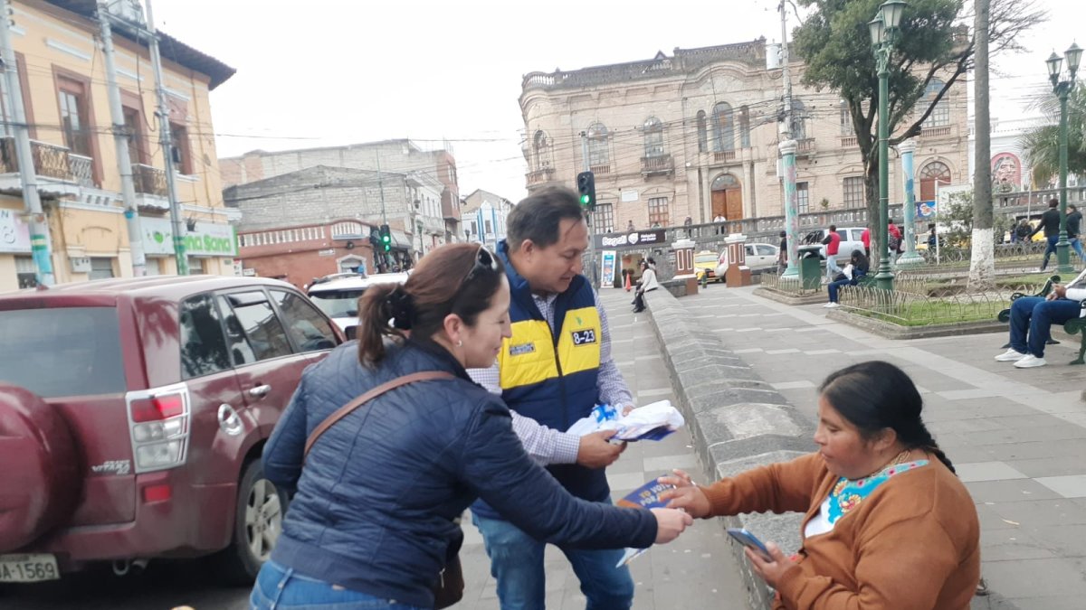 Iván Mantilla, uno de los aspirantes, entrega su propaganda.