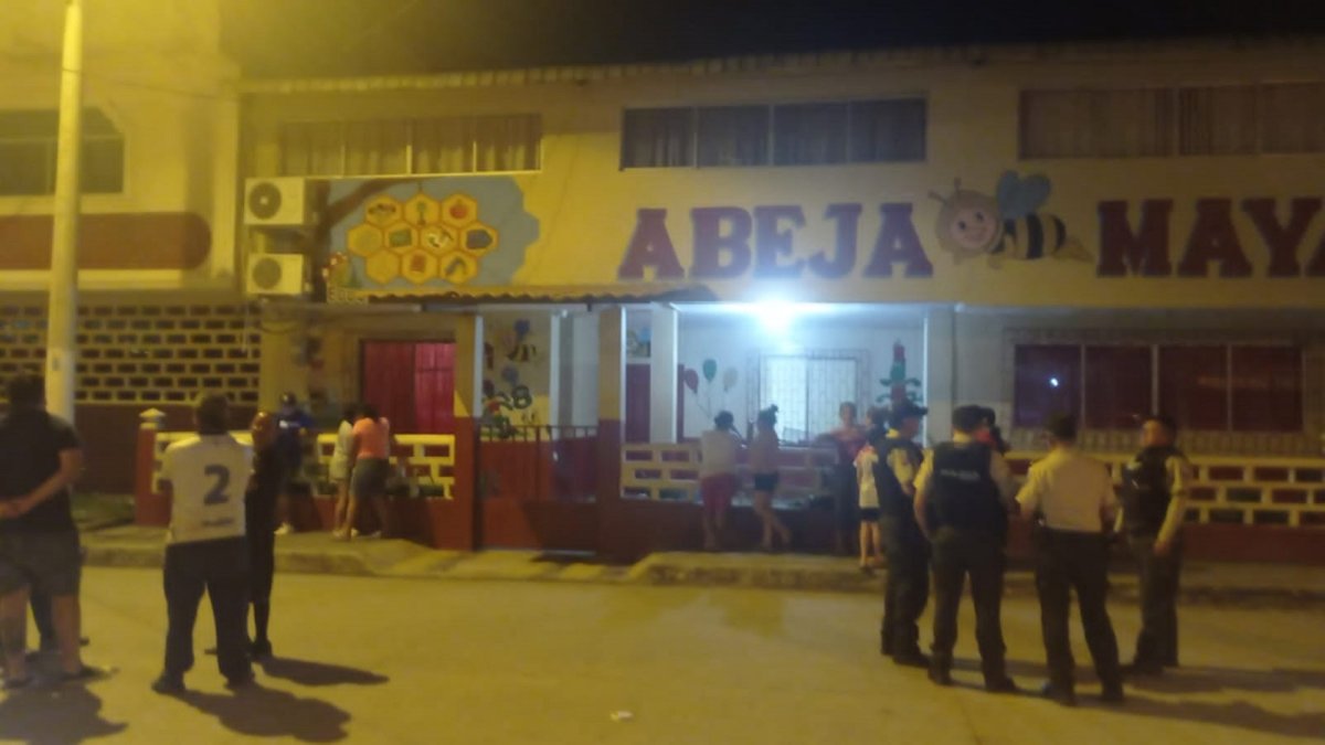 La onda expansiva además de destruir los ventanales de la escuela, también alcanzó a una vivienda del sector.