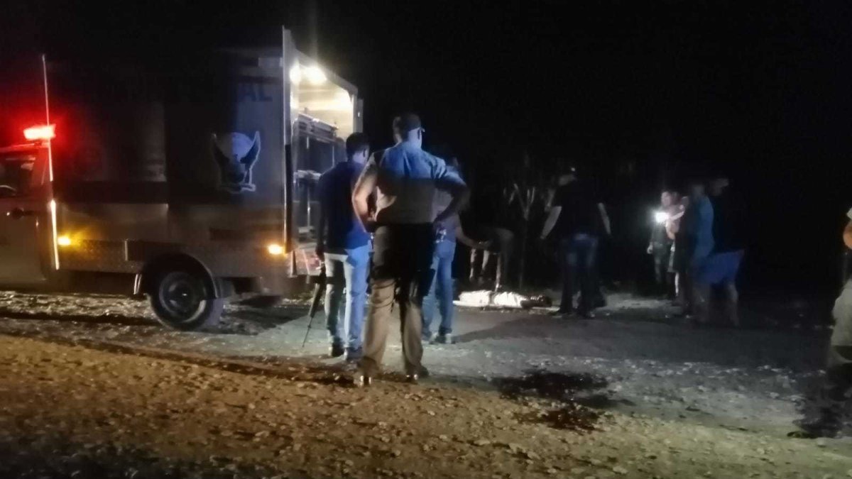 Procedimiento. Elementos policiales llegan hasta la zona donde estaban los cuerpos, una zona desolada.