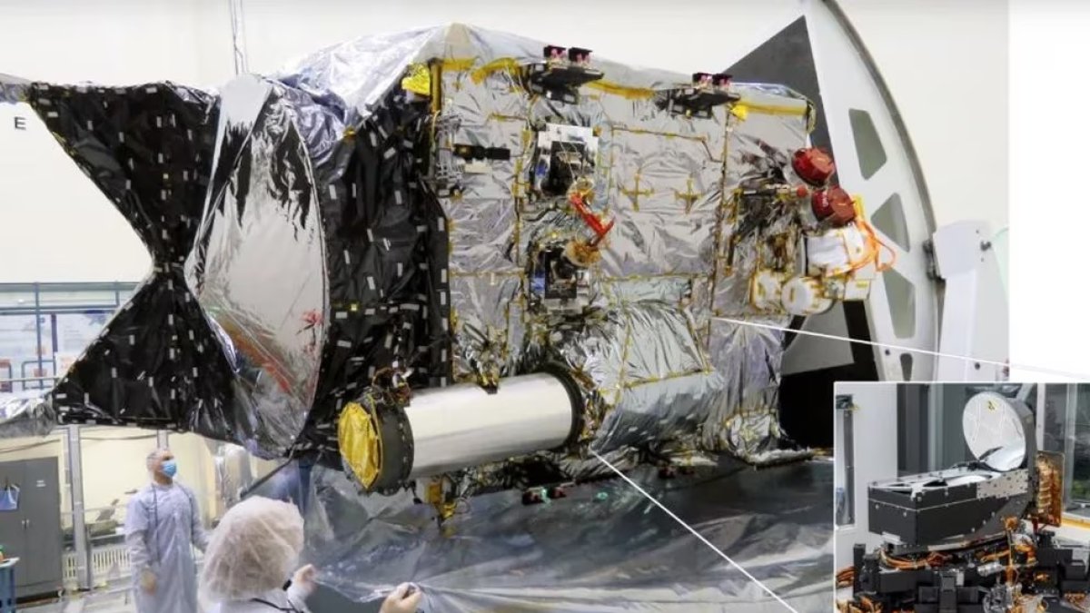 Un par de investigadores revisan uno de los prototipos de la comunicación láses.