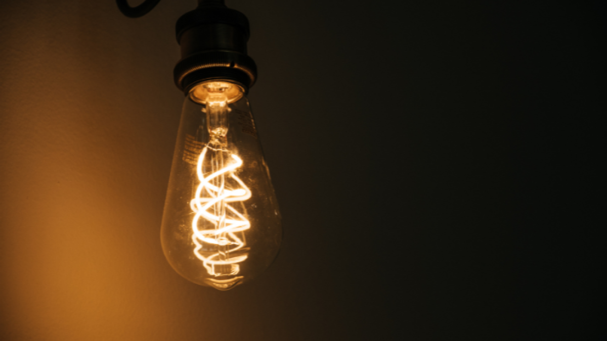 El endeble sector eléctrico libanés colapsó del todo en el verano de 2021.