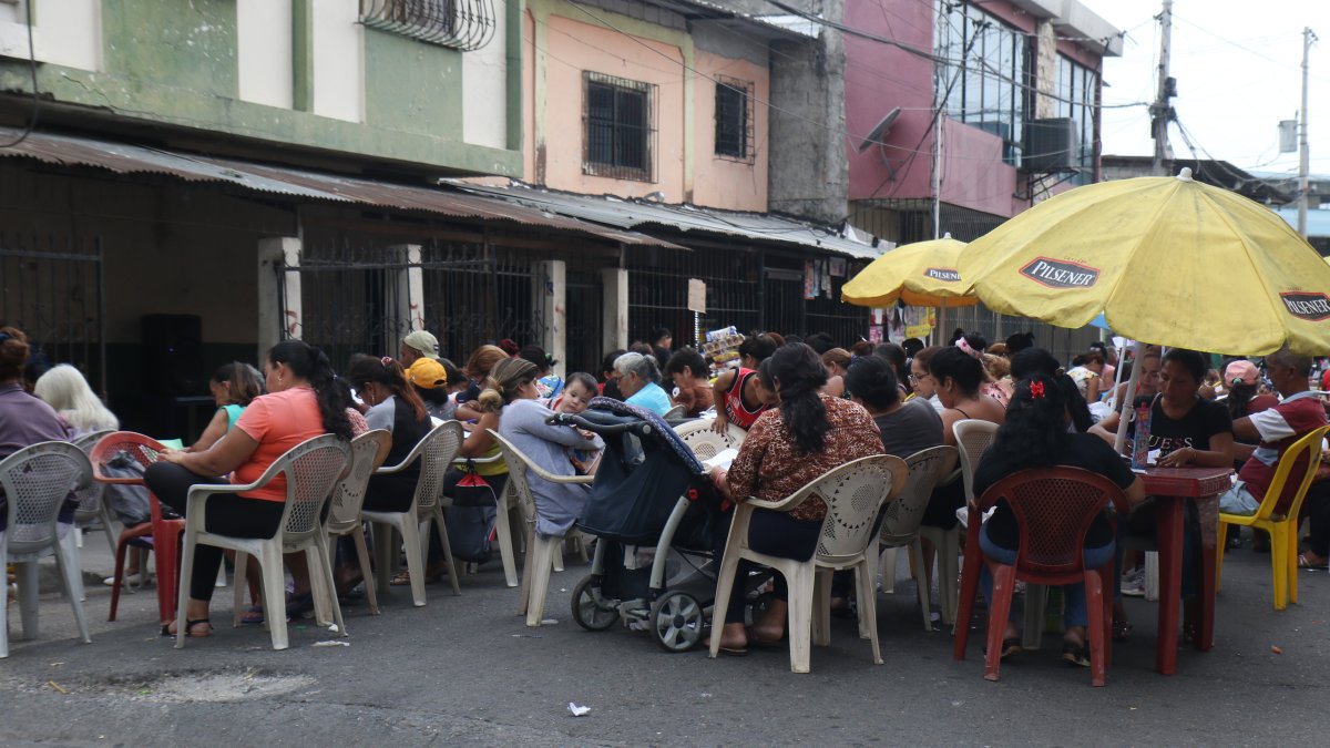 En la calle Raúl Clemente Huerta es común la invasión de la calzada.