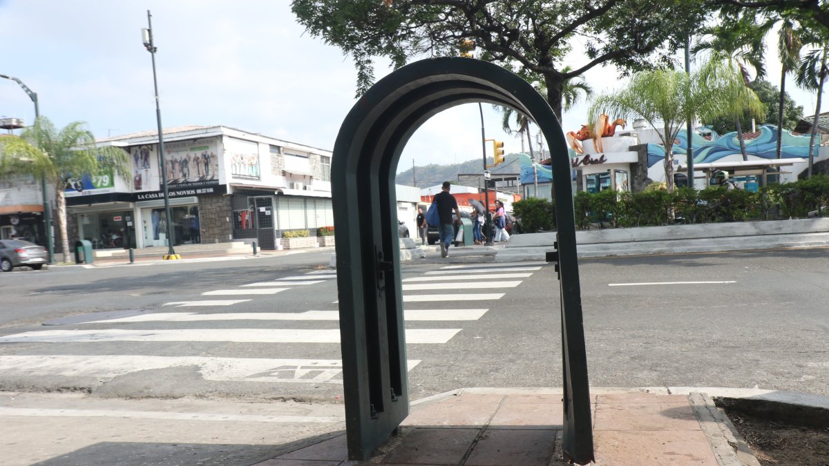 En plena Victor Emilio Estrada se visibiliza basureros sin sus respectivos tachos.