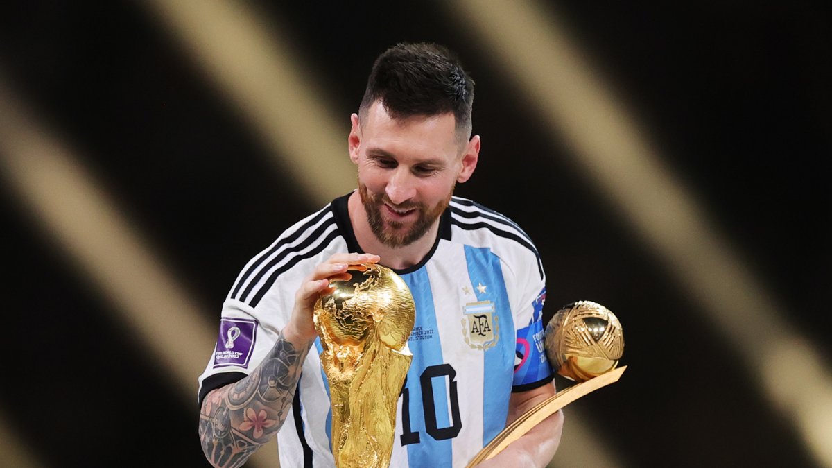 Al ser un año mundialista, el título de Qatar 2022 con la Albiceleste potencia la candidatura de Lionel Messi.