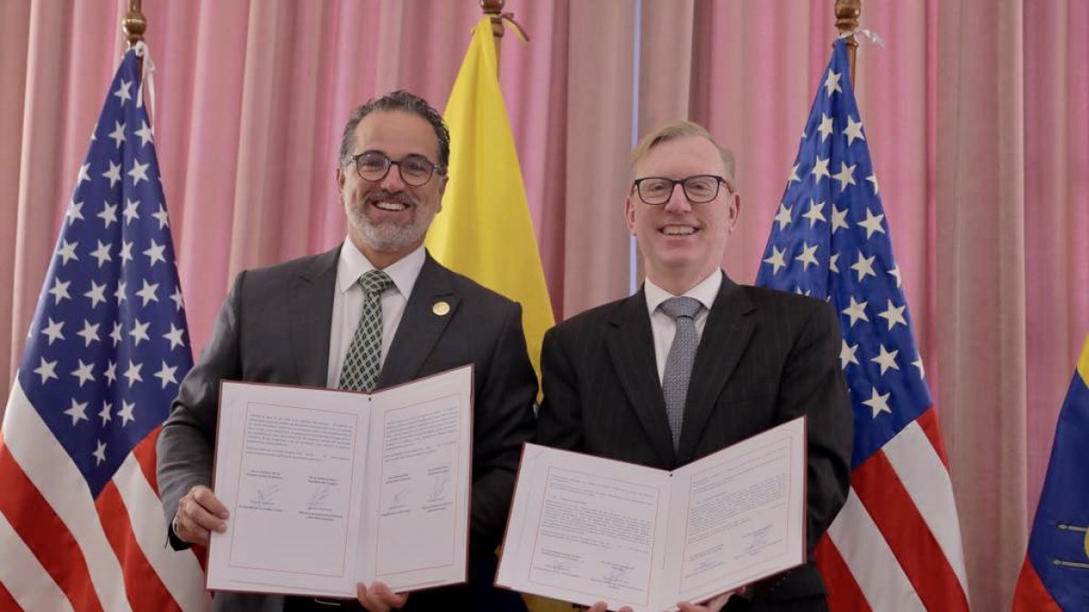 Gustavo Manrique, Ministro de Relaciones Exteriores y Michael J. Fitzpatrick, Embajador de los Estados Unidos en el Ecuador, en la ceremonia de firma