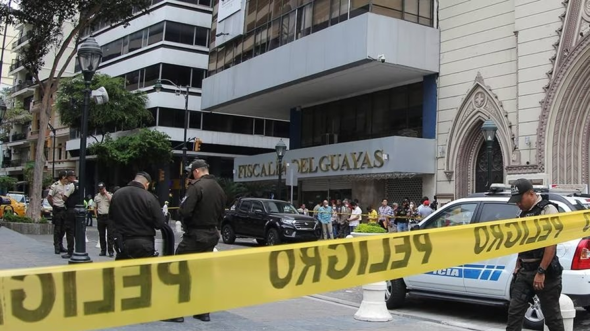 El homicidio ocurrió mientras el fiscal Édgar Escobar se encontraba en el parque cercano a la Fiscalía, lustrando sus zapatos.