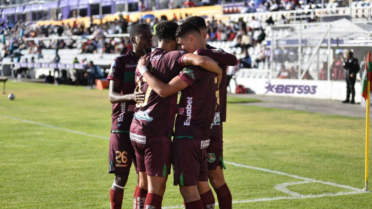La plantilla de Mushuc Runa celebra uno de sus goles frente a Guayaquil City, en el estadio Bellavista de Ambato.