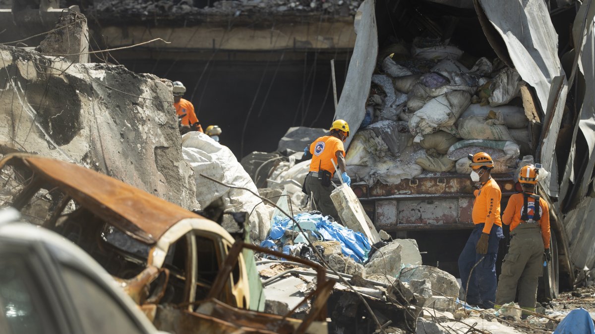 Organismos de emergencias trabajan hoy jueve s17 de agosto en la zona donde ocurrió la explosión y posterior incendio, registrados el lunes, en el centro de San Cristóbal (República Dominicana).