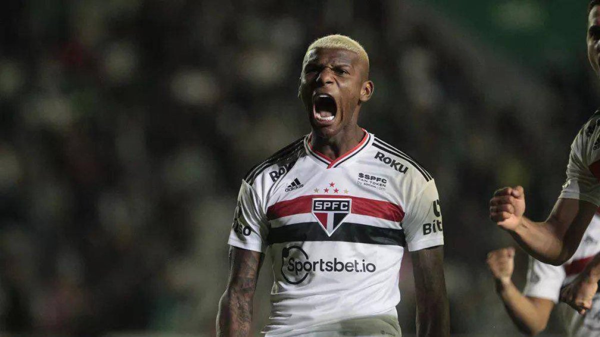 El central ecuatoriano fue titular ante Corinthians.