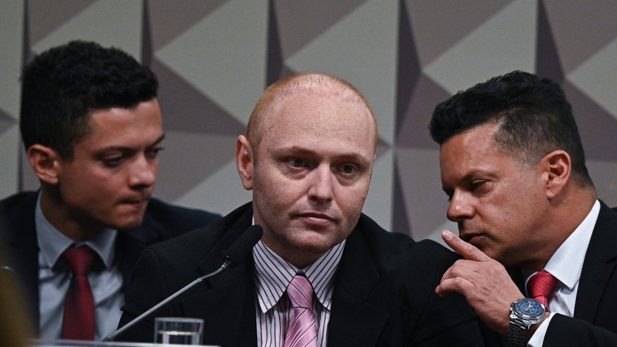 El experto en informática Walter Delgatti (c) declara hoy ante la Comisión Parlamentaria Mixta de Investigación (CPMI) sobre los actos antidemocráticos del 8 de enero contra el Senado Federal.