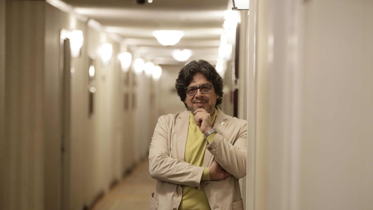 Itinerario. El escritor y ensayista peruano Fernando Iwasaki, durante una visita a San José (Costa Rica).