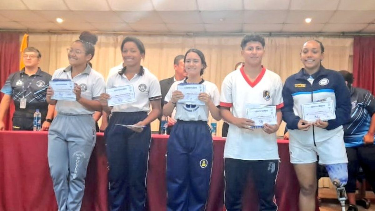 Un grupo de jóvenes muestran los diplomas que recibieron.