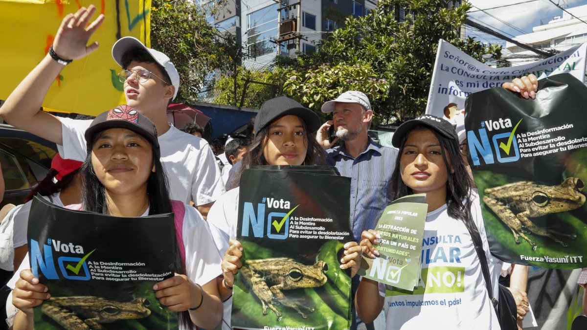 Decenas de personas se manifiestan en contra de prohibir la explotación petrolera del Bloque 43-ITT en el amazónico Parque Nacional Yasuní y la minería en el Chocó Andino, hoy, en las calles de Quito (Ecuador).