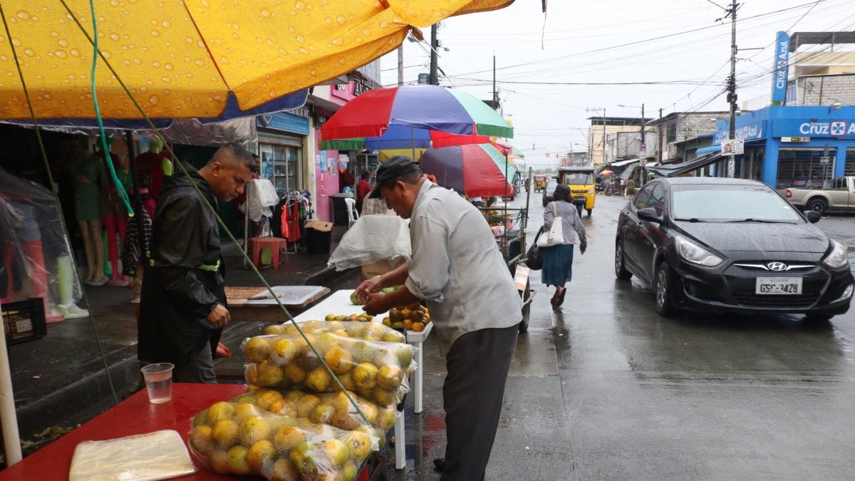 Realidad. Mientras tanto, los comerciantes siguen trabajando en la calle.