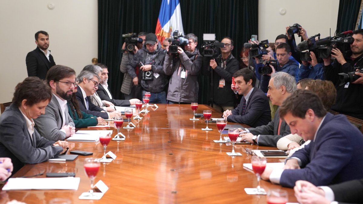 Fotografía cedida hoy por la Presidencia de Chile que muestra al mandatario Gabriel Boric (2-i) durante una reunión con la directiva de Chile Vamos, en el Palacio de La Moneda en Santiago (Chile).