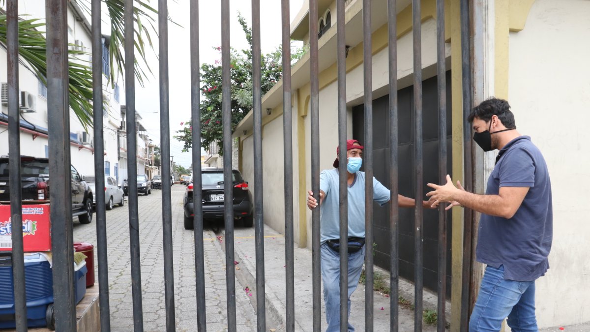 En varias manzanas de la ciudadela Coviem se han colocado rejas para impedir el paso de personas extrañas.