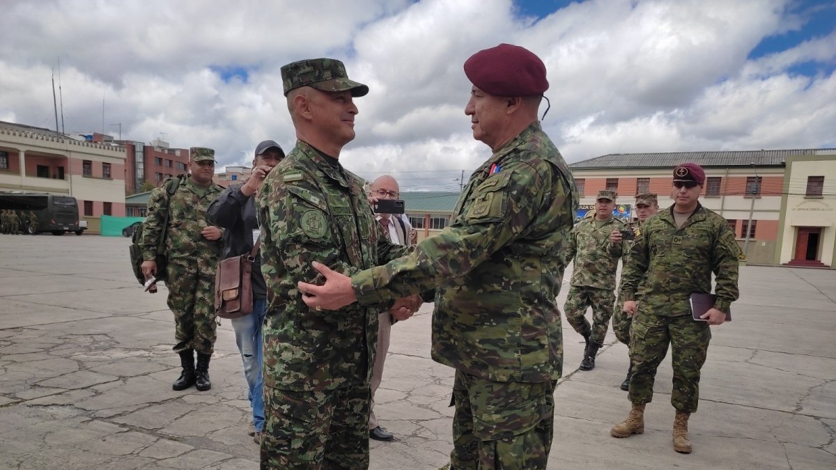 Cita. Agustín Proaño, oficial de las Fuerzas Armadas de Ecuador y Erik Rodríguez, delegado de Colombia.