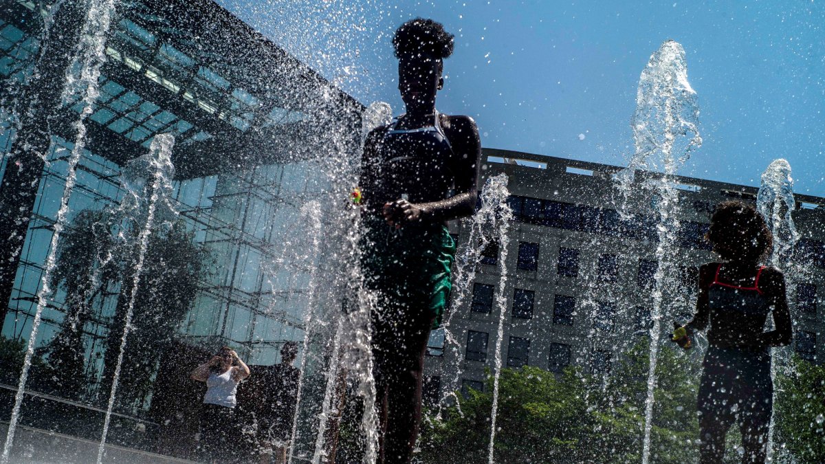 En la imagen de archivo, adolescentes juegan en una fuente para refrescarse en el Parque Andre Citroen en París, Francia. EFE/ Yoan Valat