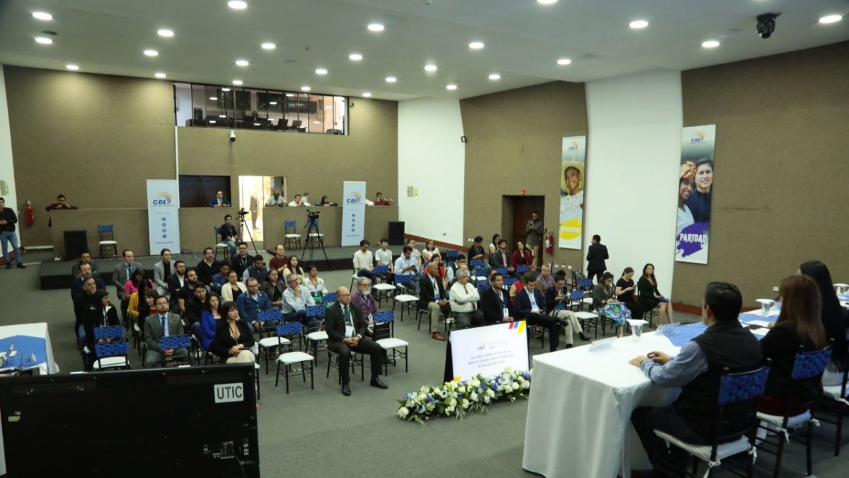 El Consejo Nacional Electoral selló el sistema en presencia de observadores electorales.