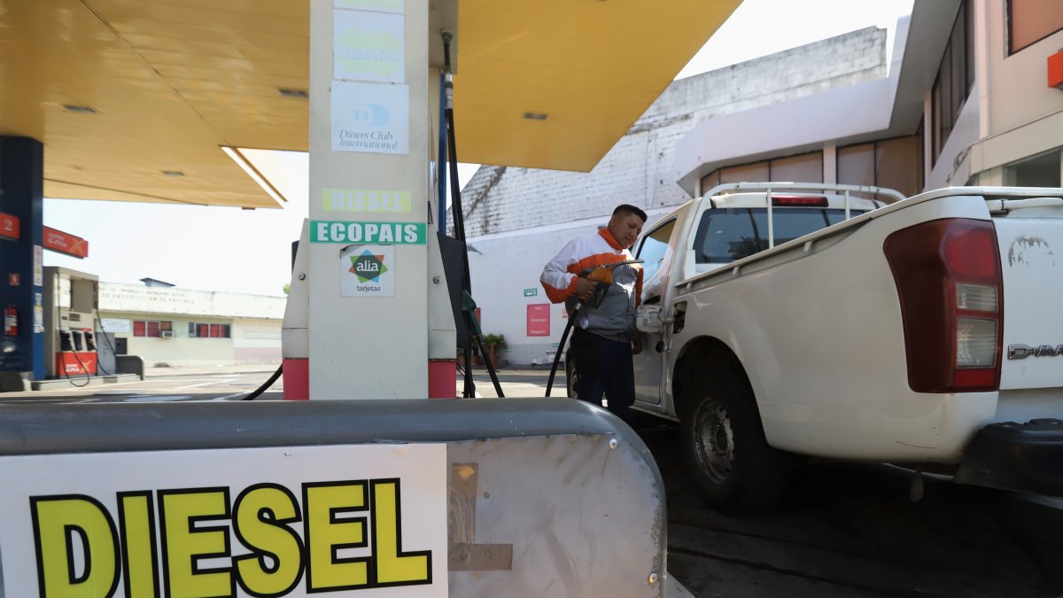 Estación.- Una gasolinera despachando diésel.