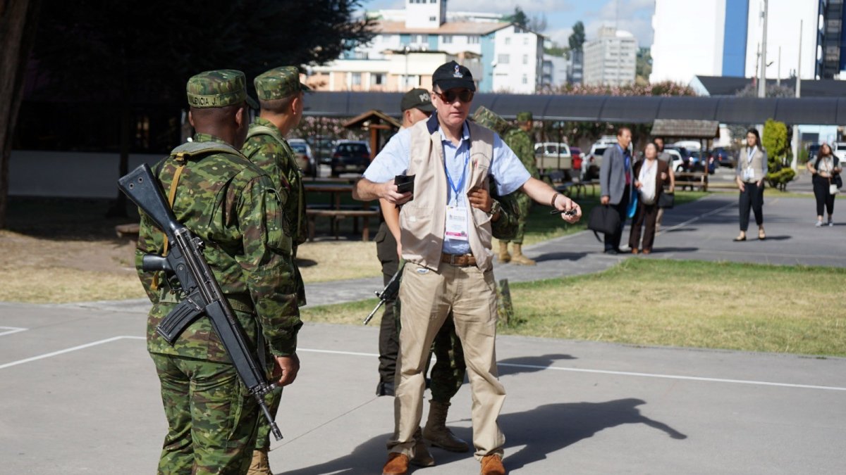Vigilancia. Las labores de los uniformados iniciaron antes de lo previsto debido a los actos violentos registrados.