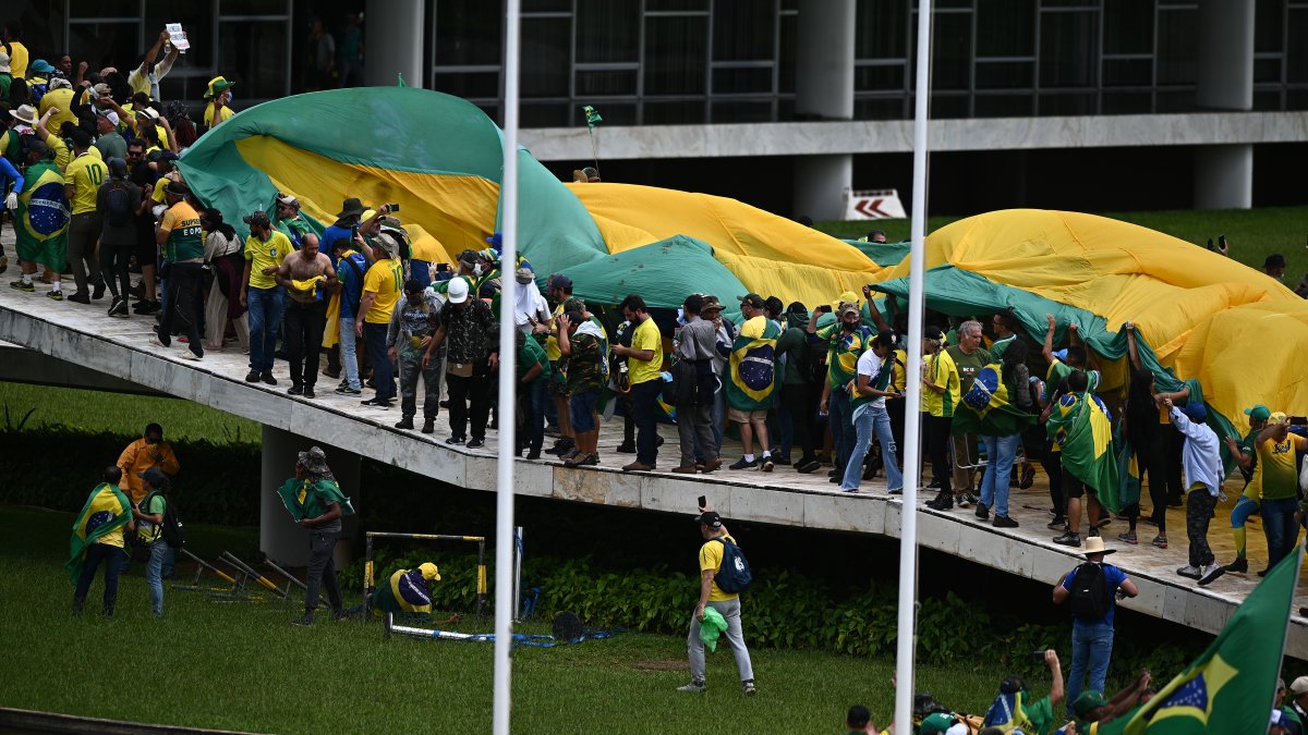 Manifestantes contra los resultados electorales y el gobierno del presidente Lula da Silva invaden el Congreso Nacional, en Brasilia (Brasil), el 8 de enero de 2023.