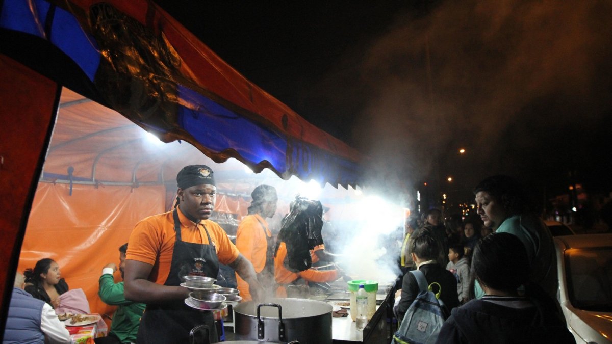 Vigilancia. En el negocio de don Caice vigilan cada una de las carnes que preparan en la parrilla.