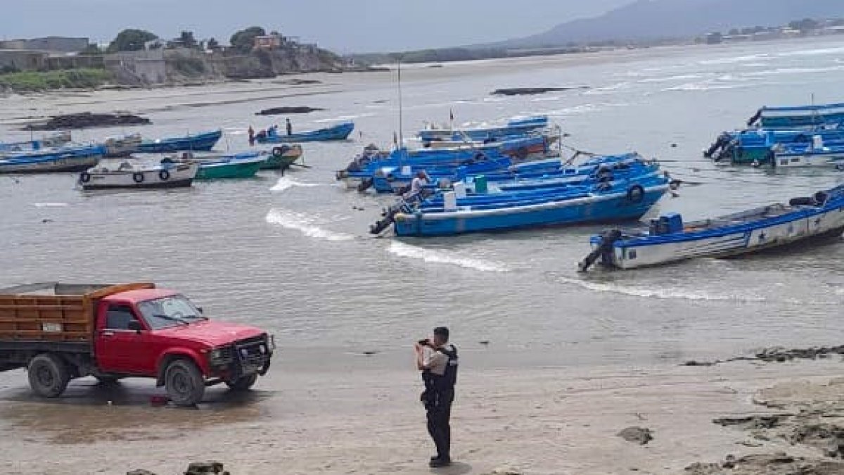 Agentes policiales acudieron al muelle tras la balacera.