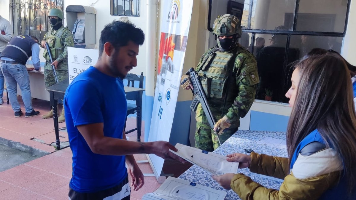 Los militares colaboran en el proceso electoral y custodia de las urnas