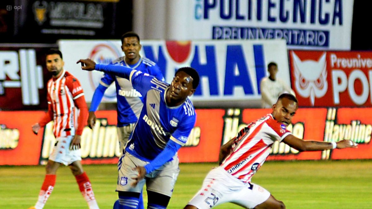 Los jugadores de Técnico Universitario y Emelec no pudieron hacerse daño al final de la primera mitad.