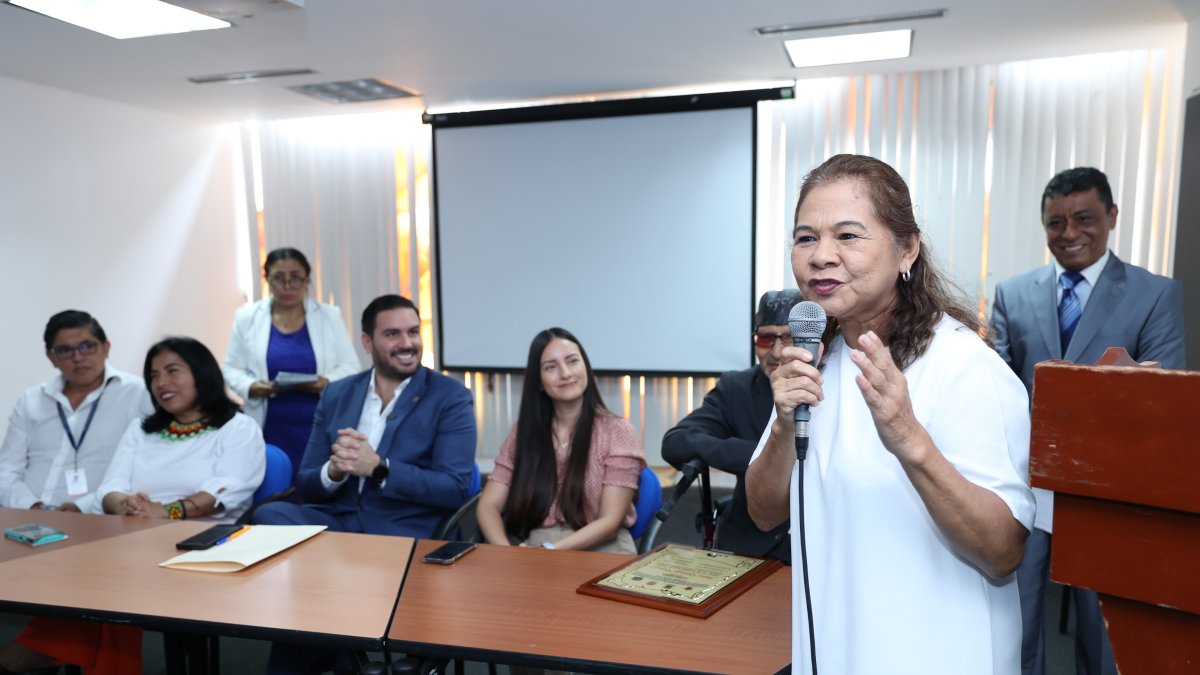 Vilma Torres, a la derecha, fue posesionada este 17 de agosto como presidenta de la Asamblea local ciudadana de Guayaquil.