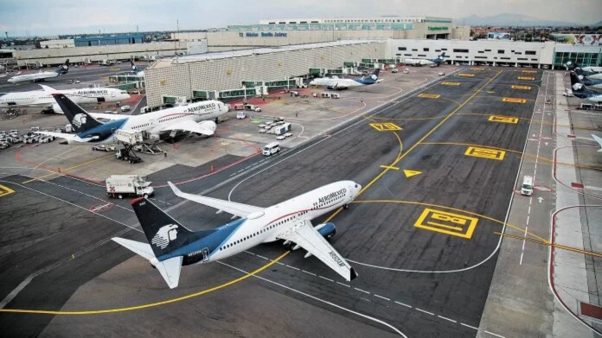 Imagen referencial. Aviones de marcas mexicanas estacionados en las terminales aéreas.