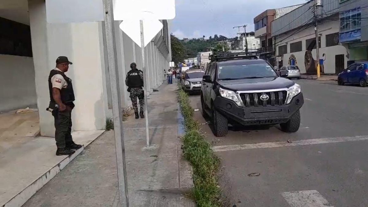 Al sitio llegaron miembros de las unidades antiexplosivos de la Policía.