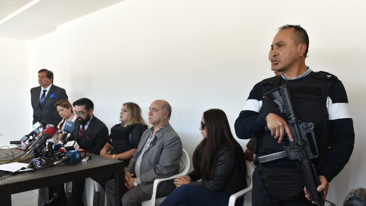 Con un fuerte resguardo policial y algunos familiares con chaleco antibalas se dio a conocer de la denuncia.