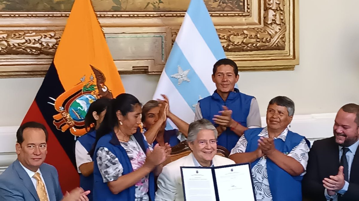La firma del Decreto Ley se dio en la Gobernación del Guayas, con la presencia de personas que se dedican a las actividades de reciclaje de productos plásticos.