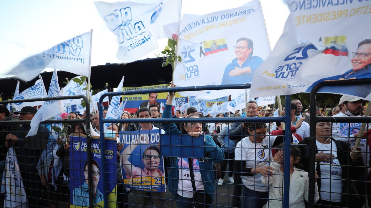 Simpatizantes se manifiestan a favor del candidato reemplazante del asesinado Fernando Villavicencio, en Quito.
