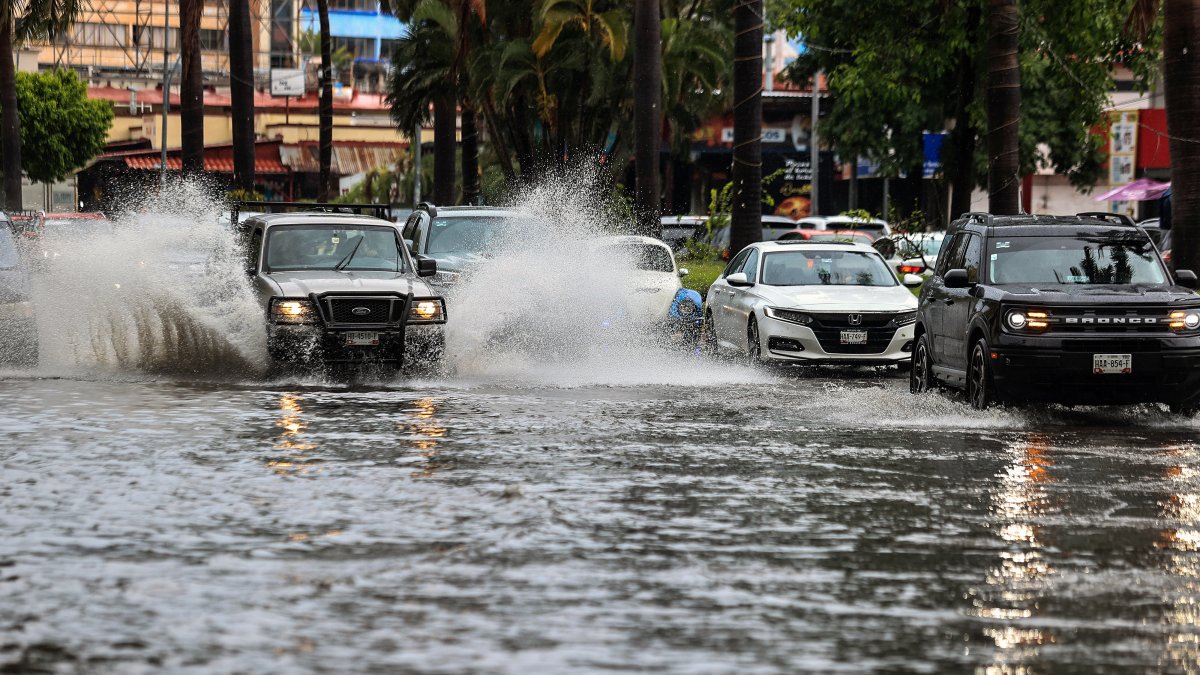 El fenómeno, que surgió el miércoles como tormenta tropical, avanza con vientos sostenidos de 230 kilómetros por hora y rachas de 280 kilómetros por hora.