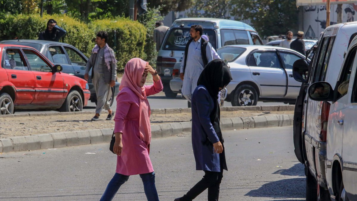 Un par de mujeres transitan por una calle de Kabul.