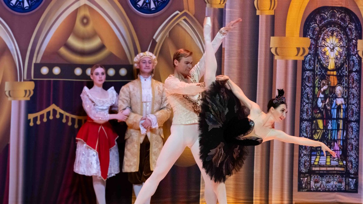 A lo largo de dos siglos, el ballet de San Petersburgo se ha establecido como uno de los más prestigiosas en su estilo..