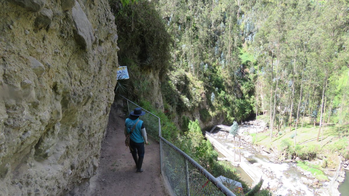 Recorrido. El camino de tierra que bordea el río Daldal, uno de los tantos afluentes del sector de Pungalá.