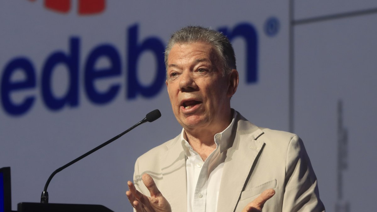 El expresidente Juan Manuel Santos y premio Nobel de Paz no se ha manifestado sobre esta acusación..