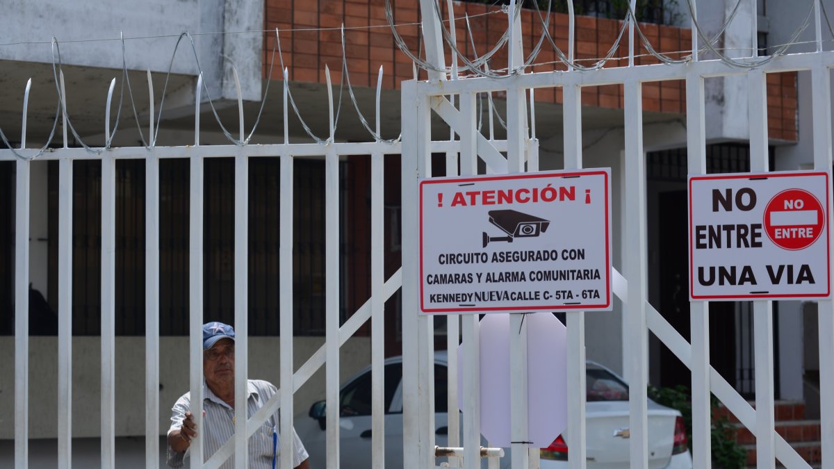 En varias peatonales de la Nueva Kennedy los residentes han colocado rejas.