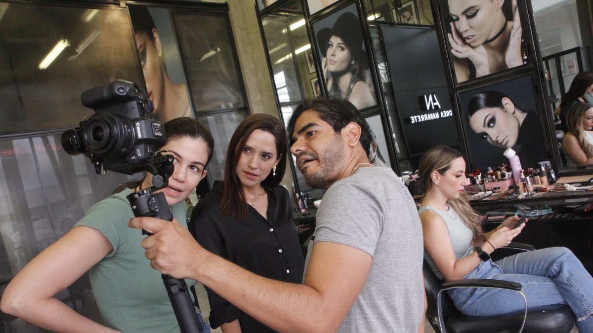 Influencer. La cosmetóloga y experta en maquillaje profesional Andrea Navarrete (centro) revisa un video antes de subirlo en la red social.