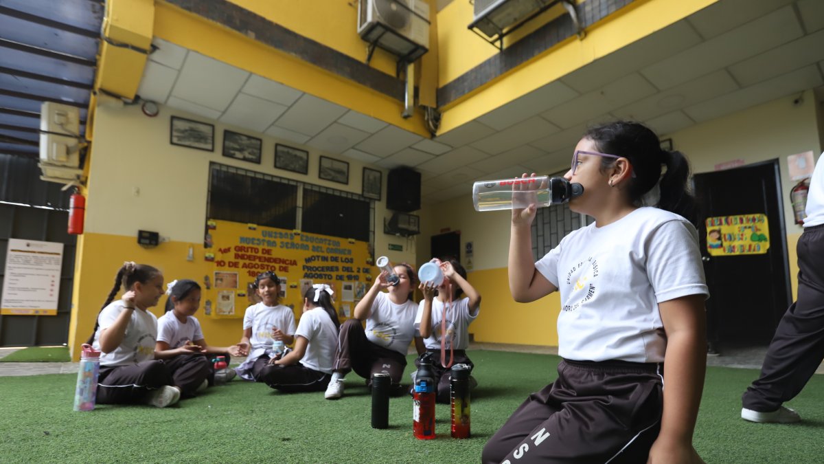 Los estudiantes del colegio Nuestra Señora del Carmen se hidratan constantemente.