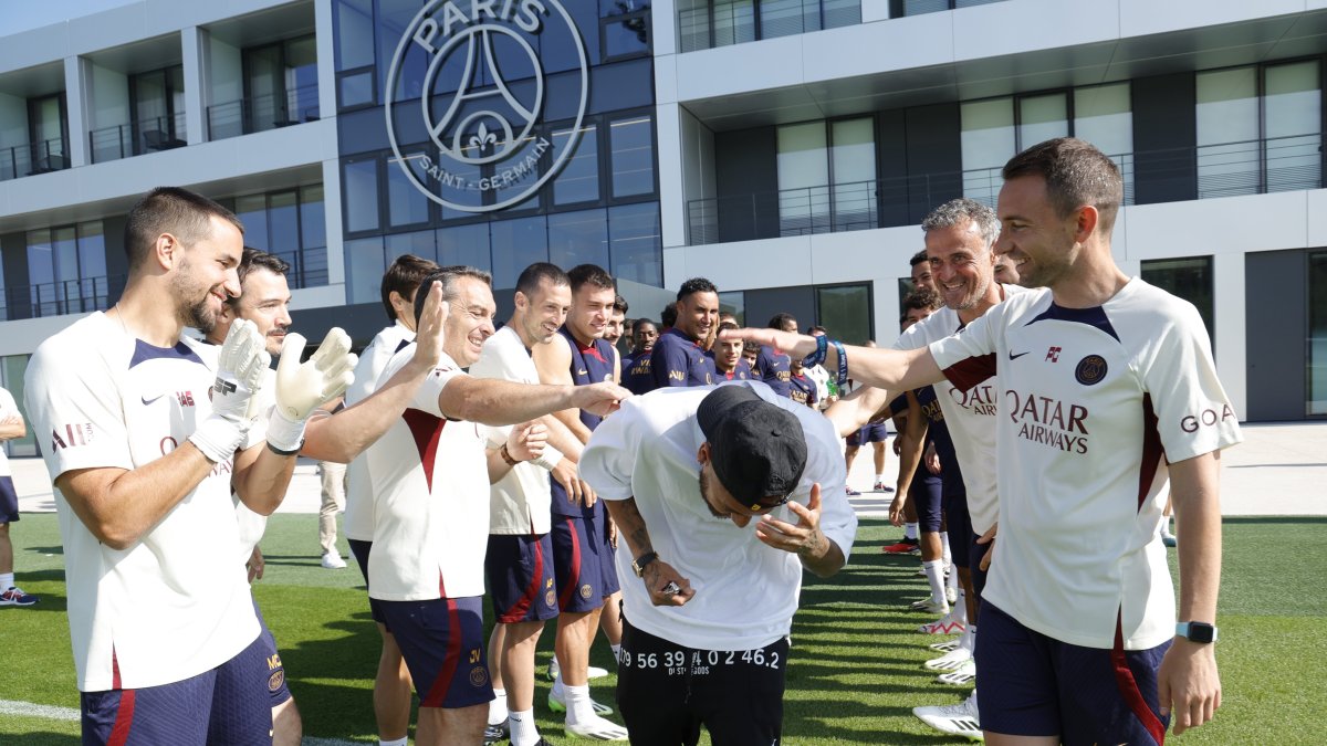 Neymar tuvo su último momento con sus ahora ex compañeros.