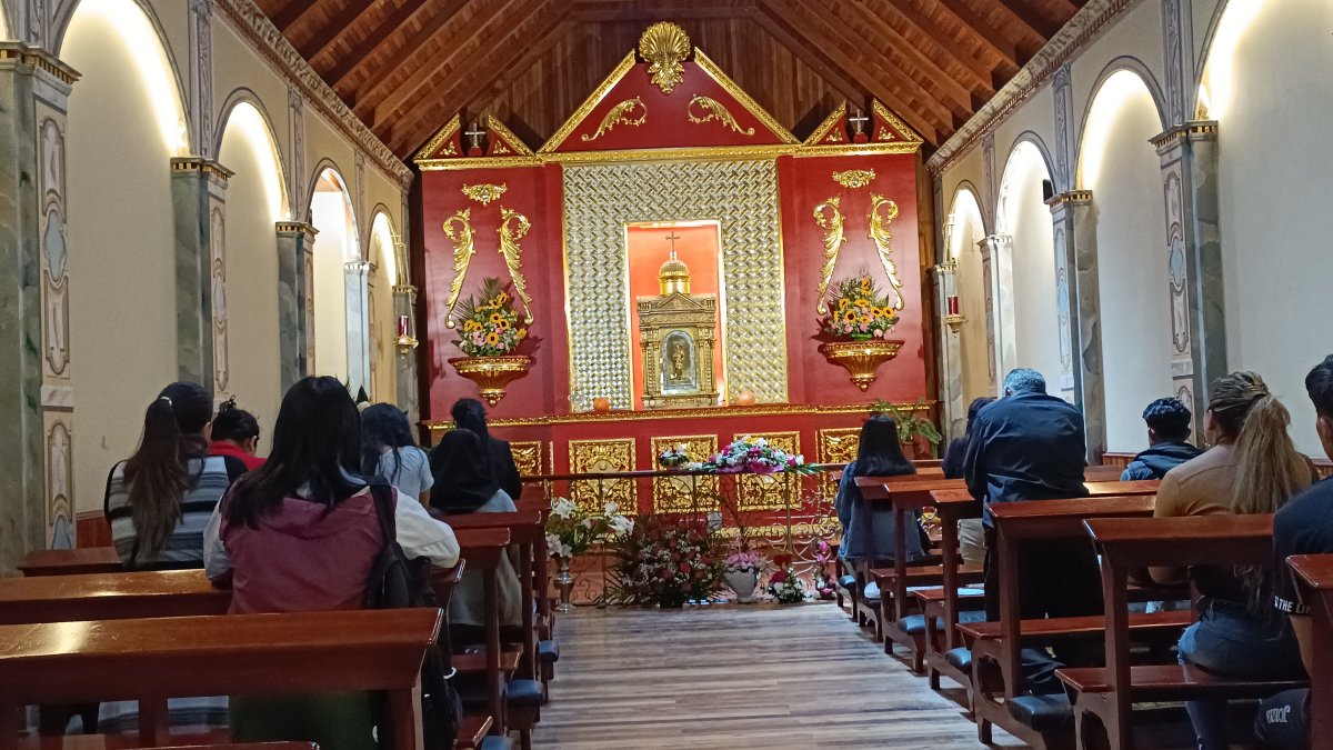 Loja. Los devotos católicos se preparan para recibir a la imagen.